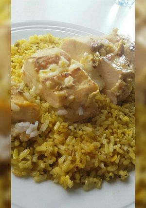 Una foto de Pollo quesero al huevo con arroz al curry