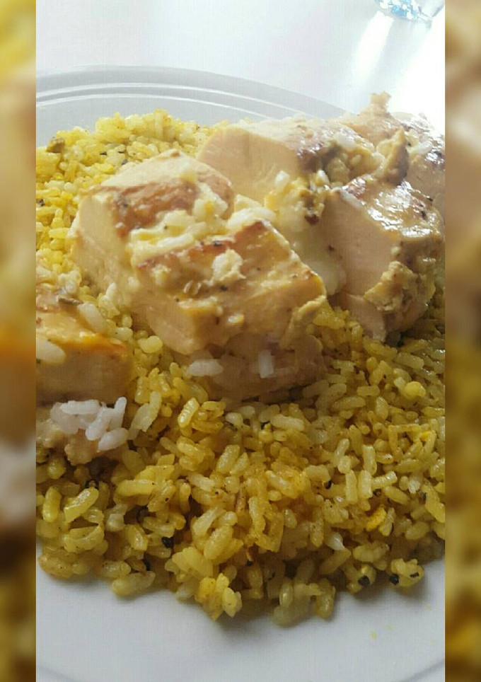 Una foto de Pollo quesero al huevo con arroz al curry