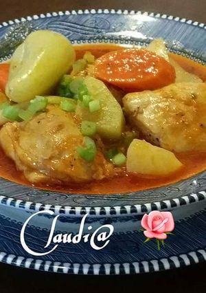 Una foto de Pollo en jugo de verduras🌹