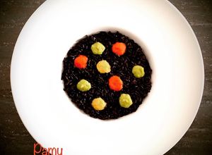 Foto di Riso venere al lardo aromatizzato e tre peperoni