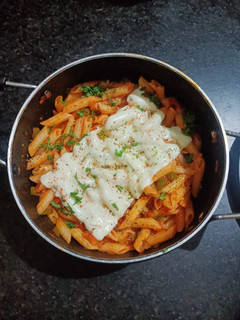 चीज़ी रेड साॅस पास्ता (cheesy red sauce pasta recipe in hindi) रेसिपी मुख्य फोटो