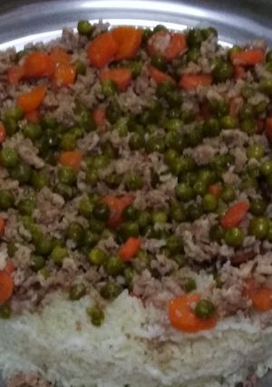صورة لوصفة مقلوبة الرز بالبازيلا والجزر