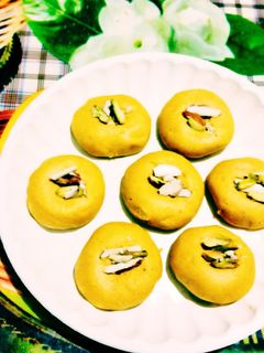પેંડા (Peda Recipe In Gujarati) રેસીપી મુખ્ય ફોટો