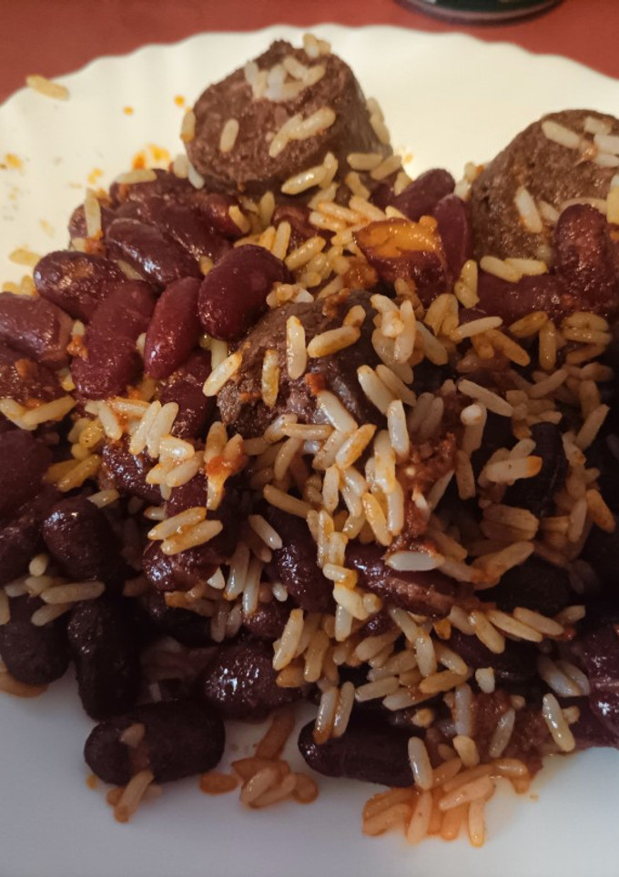 Una foto de Alubias rojas con arroz, sobrasada y butifarra negra