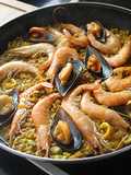 Arroz con gambas, mejillones y habas