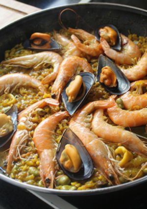 Una foto de Arroz con gambas, mejillones y habas