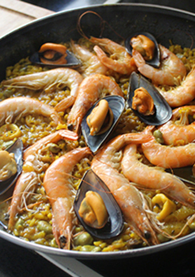 Una foto de Arroz con gambas, mejillones y habas