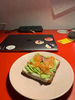 Una foto de Tostada de guacamole (cena)