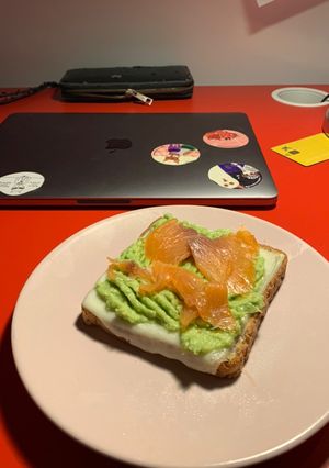 Una foto de Tostada de guacamole (cena)