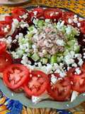 Salade de betteraves aux tomates, concombre, thon et feta