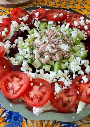Une photo de Salade de betteraves aux tomates, concombre, thon et feta