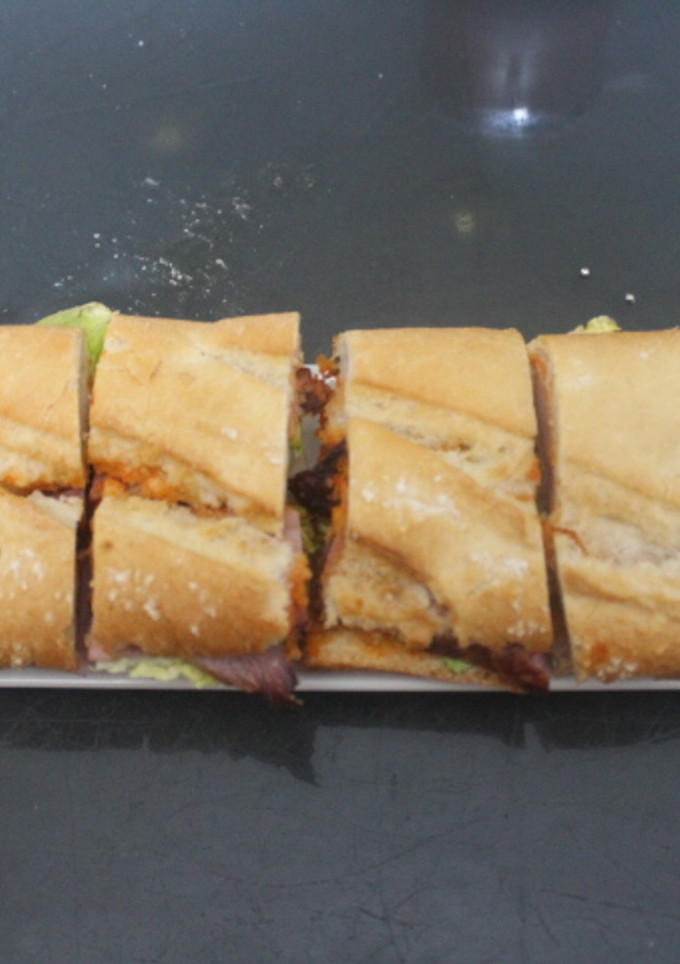 Una foto de Bocadillo de jamón cocido y lechuga