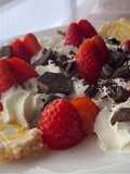 Postre de Fresas con nata, rulo de queso dulce y chocolate con sal