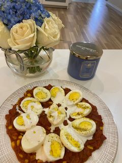 صورة لوصفة بيض مسلوق مع خلطة الطماطم من اختراعي