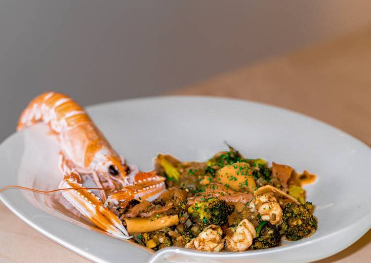 Paccheri con Scampi, Salmone, Pomodori e Broccoli