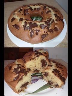 Foto di Ciambellone al limone con pezzi di cioccolato fondente