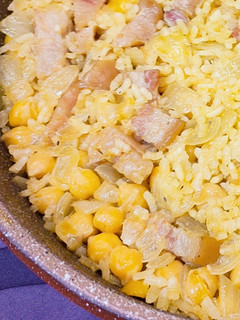 Una foto de Arroz al horno con bacon ahumado y garbanzos