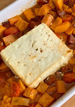 Une photo de Patate douce rôtie à la feta et au chorizo 🍅🌶🇬🇷🍠
