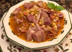 Una foto de Garbanzos guisados con oreja y morro