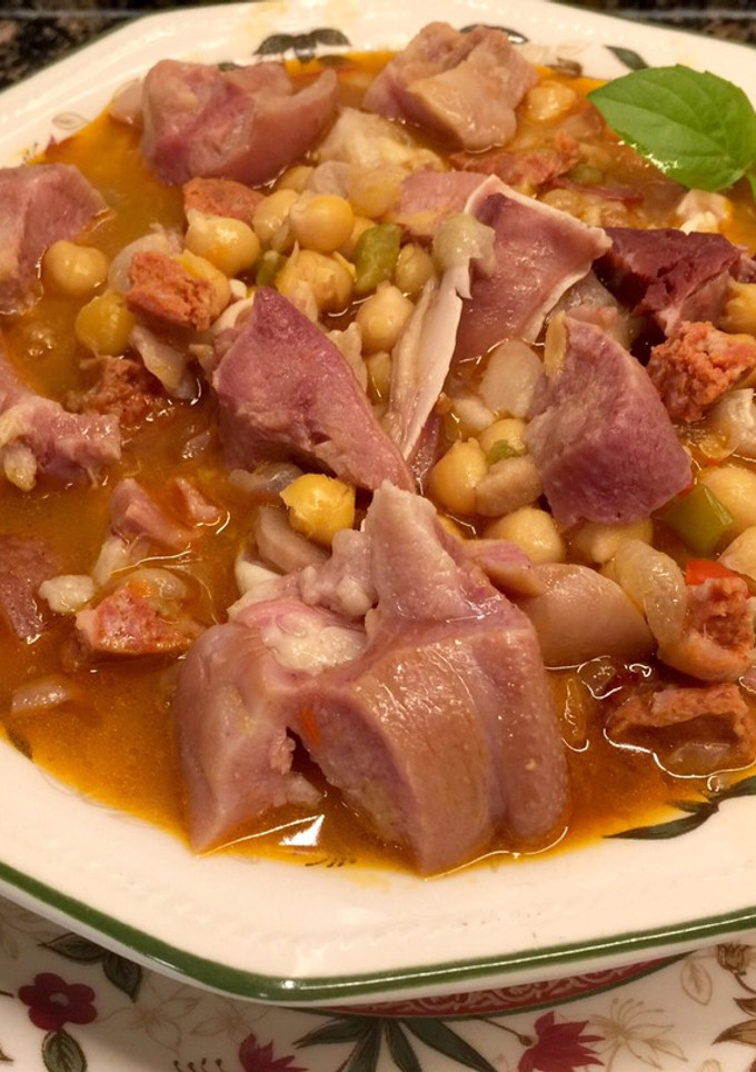 Una foto de Garbanzos guisados con oreja y morro
