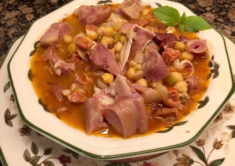 Garbanzos guisados con oreja y morro