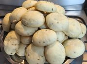 Una foto de pancitos con aceitunas