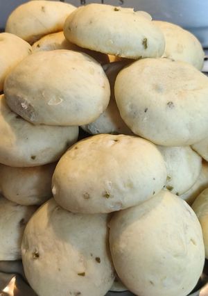 Una foto de Pancitos saborizados de cebolla, aceitunas y ajos