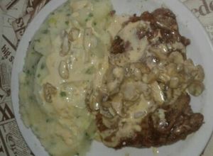 Una foto de Lomo al champiñón con puré gurmet