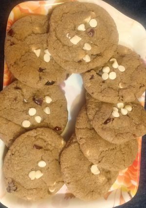 ક્રેનબેરી વ્હાઇટ ચોકો ચિપ્સ કુકીઝ (Cranberry White Choco Chips Cookies Recipe In Gujarati) રેસીપી મુખ્ય ફોટો