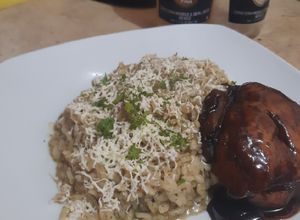 Una foto de Risotto con cerveza y pollo laqueada con salsa de soja
