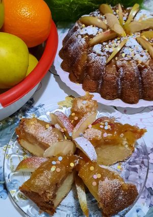 O poză a rețetei Prăjitura turnată cu mere caramelizate.