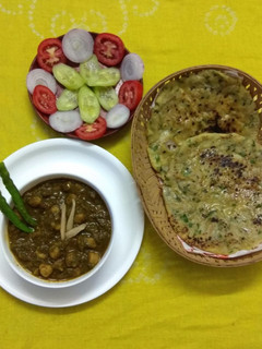 પાલક છોલે મસાલા વીથ સ્ટફ ચીઝી બનાના કુલ્ચા( Palak Chhole Masala Stuffed Cheesy Banana Kulcha Recip રેસીપી મુખ્ય ફોટો