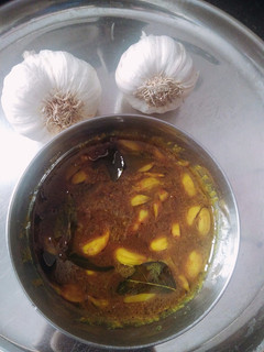 பாரம்பரிய பூண்டு மிளகு குழம்பு (Poondu milagu kulambu recipe in tamil) செய்முறை முக்கிய புகைப்படம்