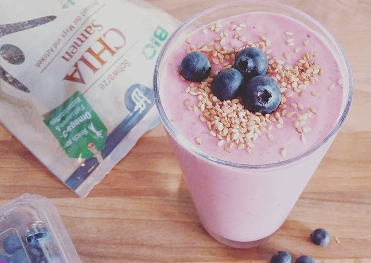 Blueberry-raspberry smoothie with chia seed