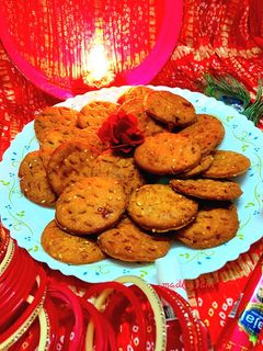 गेहूं की मीठी मठरी (Gehun ke meethe mathri recipe in Hindi) रेसिपी मुख्य फोटो
