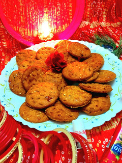 गेहूं की मीठी मठरी (Gehun ke meethe mathri recipe in Hindi) रेसिपी मुख्य फोटो