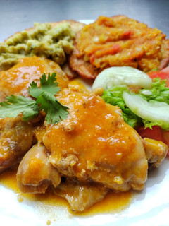 Una foto de Pollo en salsa de uchuvas con vino blanco