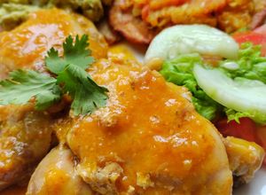 Una foto de Pollo en salsa de uchuvas con vino blanco