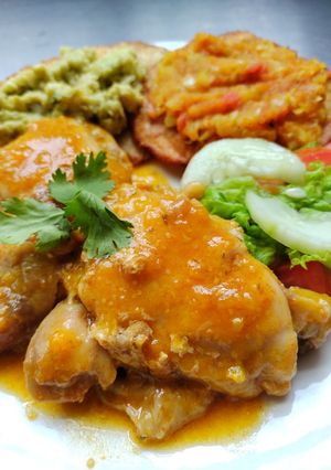 Una foto de Pollo en salsa de uchuvas con vino blanco