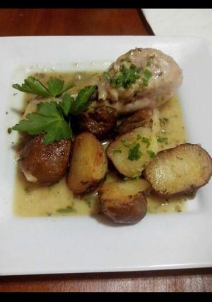 Una foto de Pollo al ajillo con papas andinas al romero