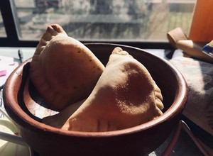 Una foto de Empanadas dulces de pera, amor y manzanas 👩🏻‍🌾