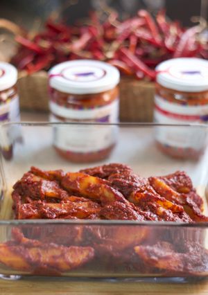 Una foto de Papas en salsa guajillo