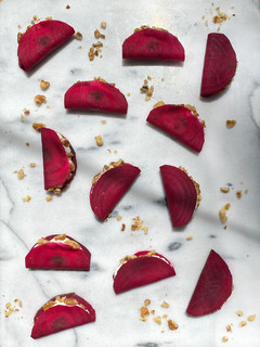 Una foto de Mini tacos de betabel con ricotta y nuez
