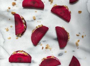 Una foto de Mini tacos de betabel con ricotta y nuez