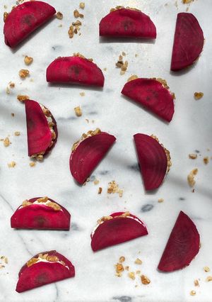 Una foto de Mini tacos de betabel con ricotta y nuez