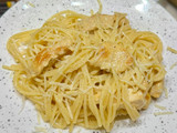 Спагеті з куркою, вершками та сиром