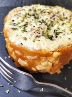 Una foto de Pastel gratinado de patata y pollo trufado al pimentón