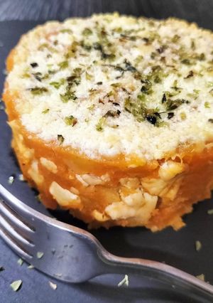 Una foto de Pastel gratinado de patata y pollo trufado al pimentón