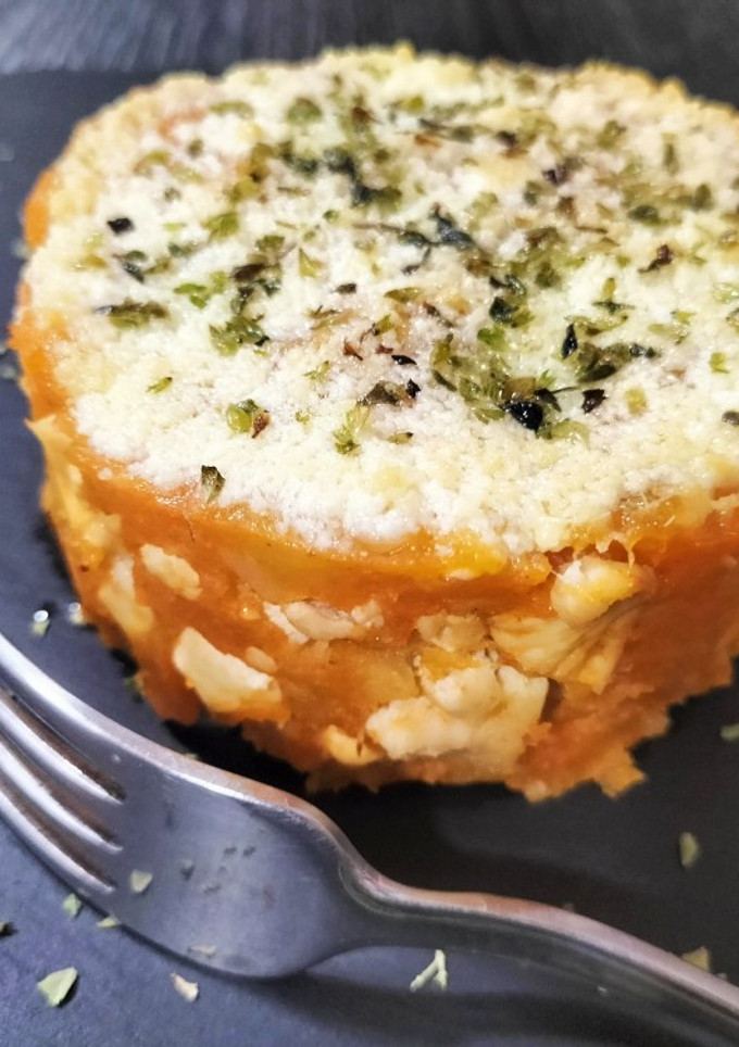 Una foto de Pastel gratinado de patata y pollo trufado al pimentón