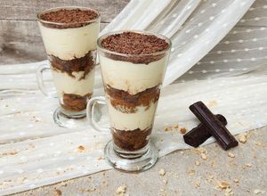 Una foto de ☕🇮🇹Tiramisú en vaso 🇮🇹☕ Postre sin huevo, sin horno y sin complicaciones 😉